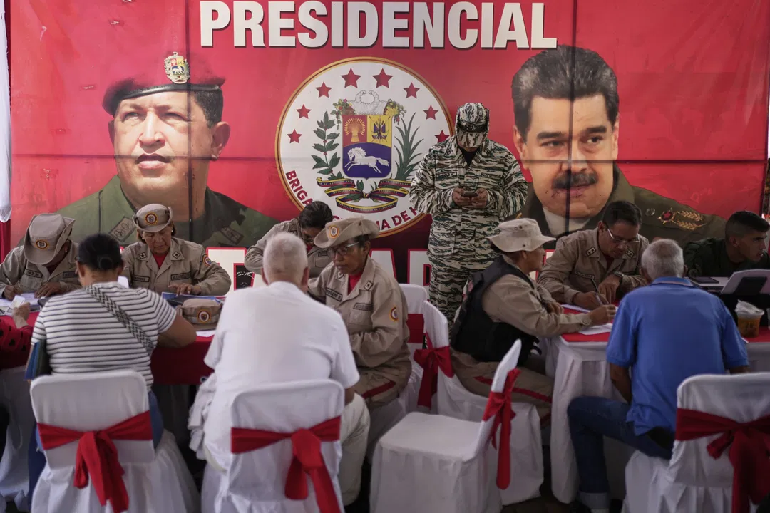 Answering the call of the government of President Nicolás Maduro, people sign up to join Venezuela's civil militias at a square in Caracas, the capital, on Aug. 23, 2025. Photo: Ariana Cubillos/AP Photo.