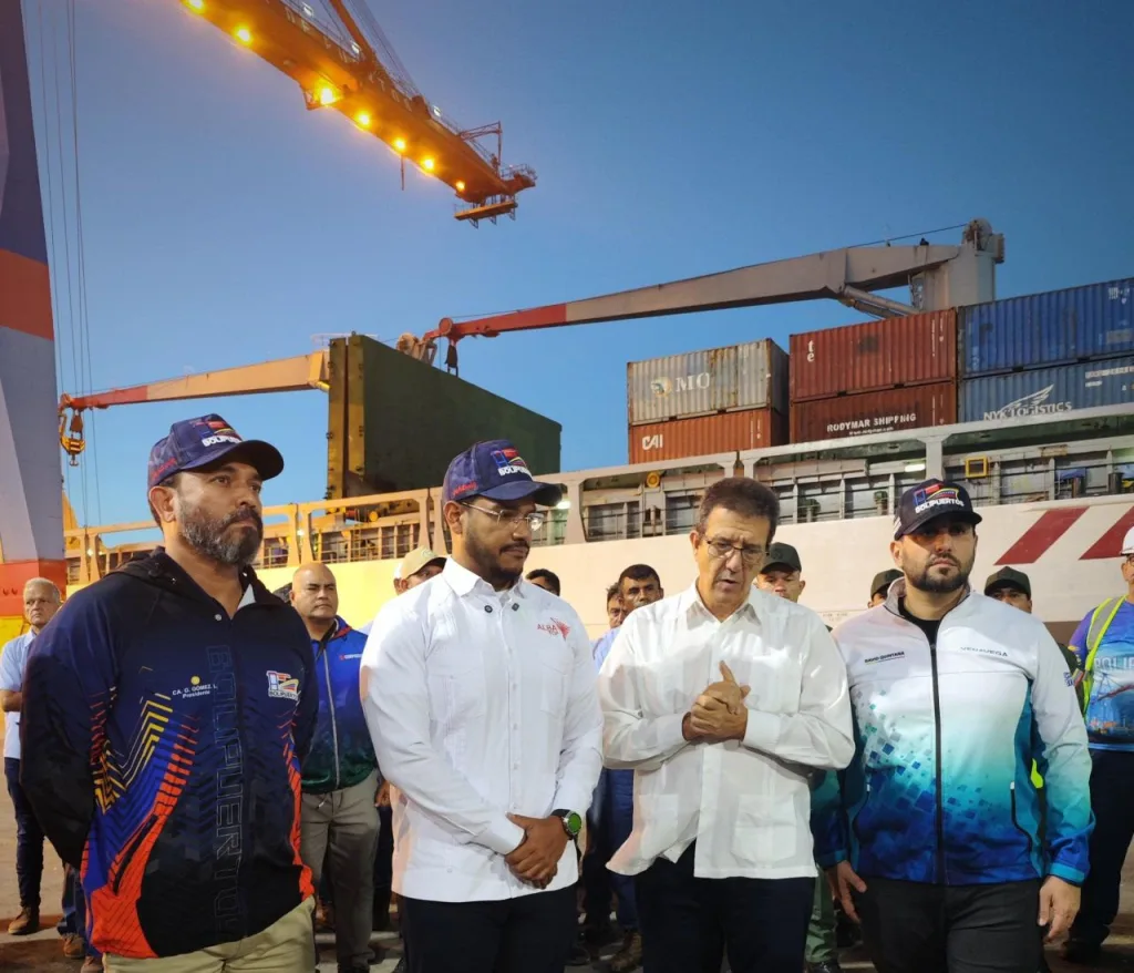 Venezuelan Deputy Foreign Minister for Latin America Rander Peña and Cuban Ambassador to Venezuela Jorge Luis Mayo supervise the shipment of humanitarian aid to Cuba, in La Guaira port, Venezuela, November 8, 2025. Photo: Ministry of Transport of Venezuela.