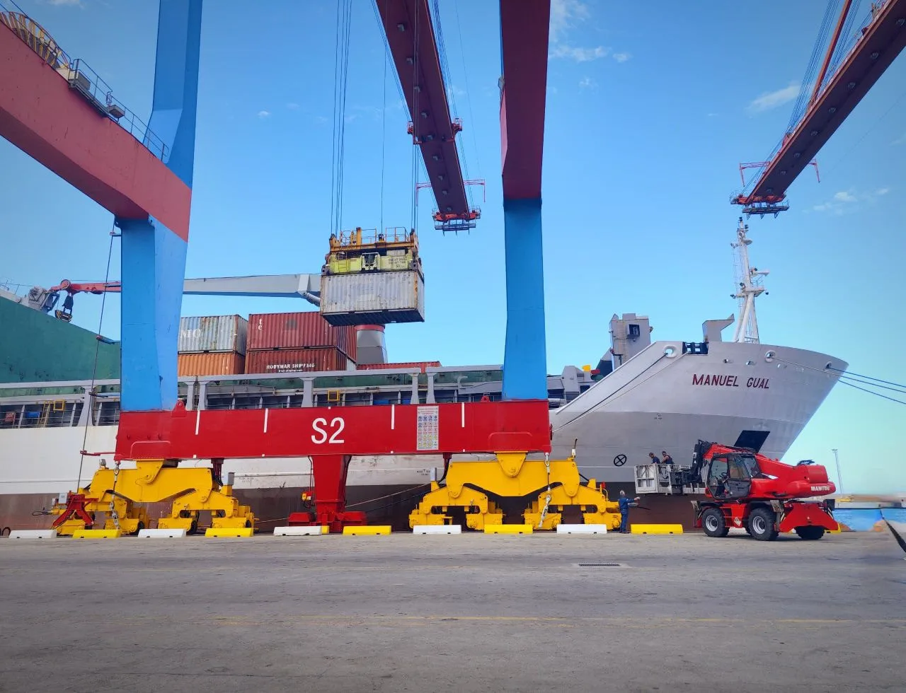 Containers carrying food and other supplies being loaded on to the ship Manuel Gual in the port of La Guaira, Venezuela. Photo: Ministry of Transport of Venezuela.