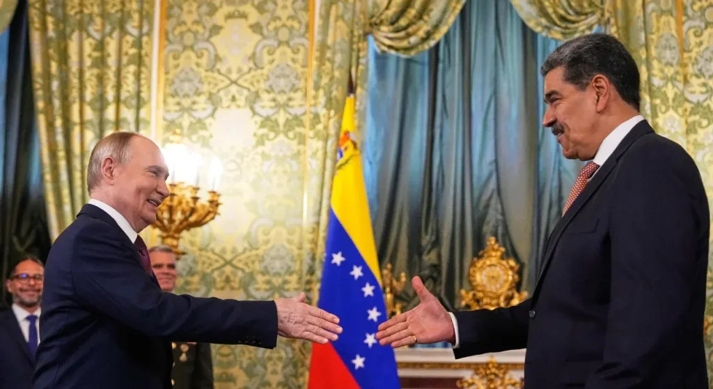 Venezuelan President Nicolás Maduro and Russian President Vladimir Putin shake hands at the Kremlin in Moscow, in May, 2025. Photo: Alexander Zemlianichenko/EFE.