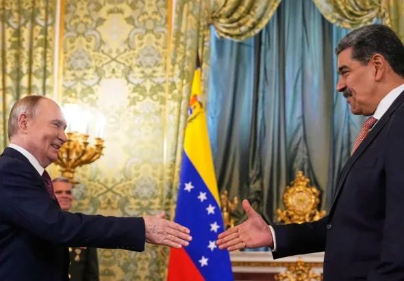 Venezuelan President Nicolás Maduro and Russian President Vladimir Putin shake hands at the Kremlin in Moscow, in May, 2025. Photo: Alexander Zemlianichenko/EFE.