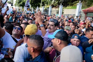 Venezuelan President Nicolás Maduro with members of the Communes Youth Committees in Caracas, November 13, 2025. Photo: X/@Alfer_Unamo.