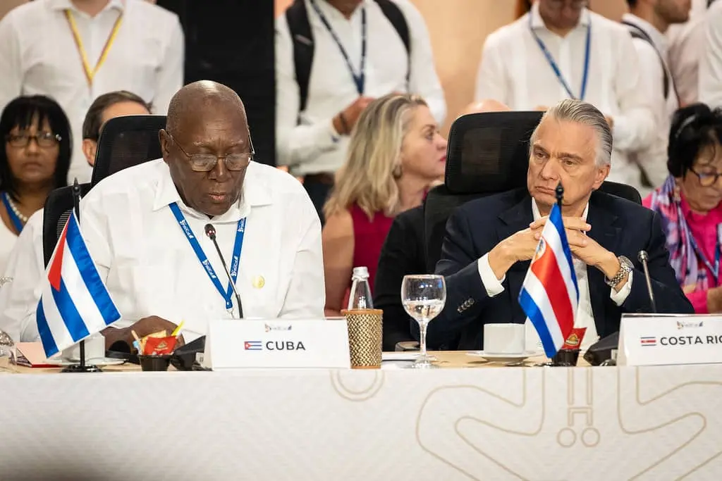 Cuban vice president Salvador Valdés Mesa (L) speaks at the IV CELAC-EU Summit. Photo: X.