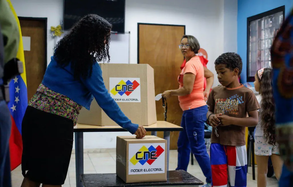 Venezuelans vote at the Commune Rogelio Castillo in Petare, Caracas, during the 4th popular consultation of the year on Sunday, November 23, 2025. Photo: X/@abraham_jpsuv.