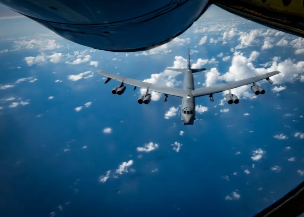 A B-52H bomber from the US empire, seen from another aircraft. Photo: X/@AFSOUTH.