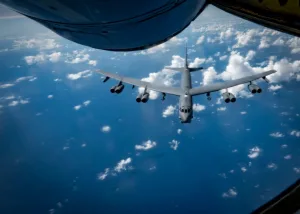 A B-52H bomber from the US empire, seen from another aircraft. Photo: X/@AFSOUTH.