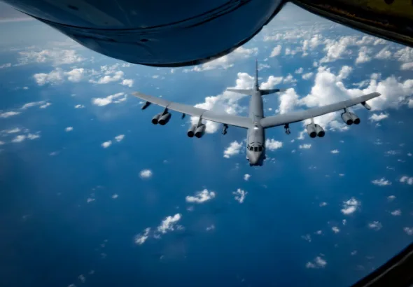 A B-52H bomber from the US empire, seen from another aircraft. Photo: X/@AFSOUTH.