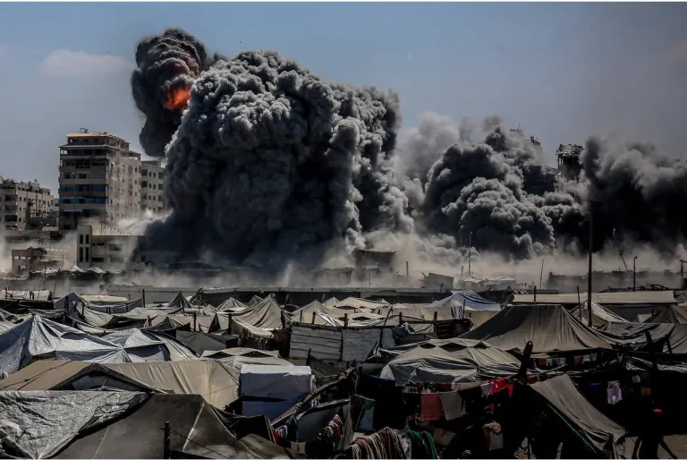 Smoke rises from the Harmony Tower, a residential complex in western Gaza City bombed by Zionist forces. Photo: X/@QudsNen.