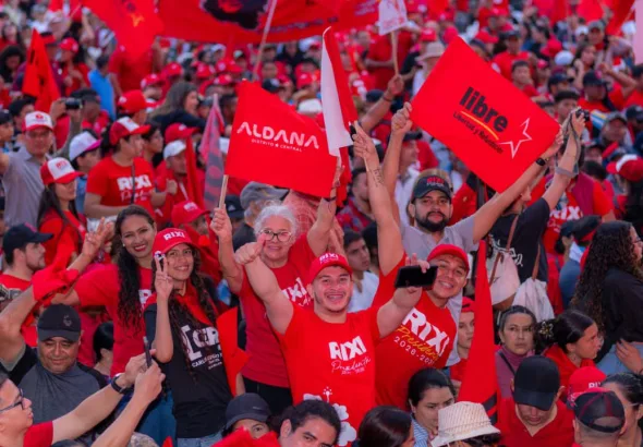 Supporters at Honduran leftist presidential candidate Rixi Moncada's electoral campaign at Chochi Sosa Stadium in Tegucigalpa, Honduras. Photo: Facebook/Rixi Presidenta.