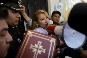 Bolivian coup leader Jeanine Áñez leaves the Miraflores Prison in La Paz, November 6, 2025. Photo: EFE/Gabriel Márquez.