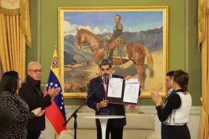 Venezuelan President Nicolás Maduro holds up the signed Law of the Command for the Integral Defense of the Nation, in Miraflores Palace, Caracas, November 11, 2025. Photo: Con El Mazo Dando.