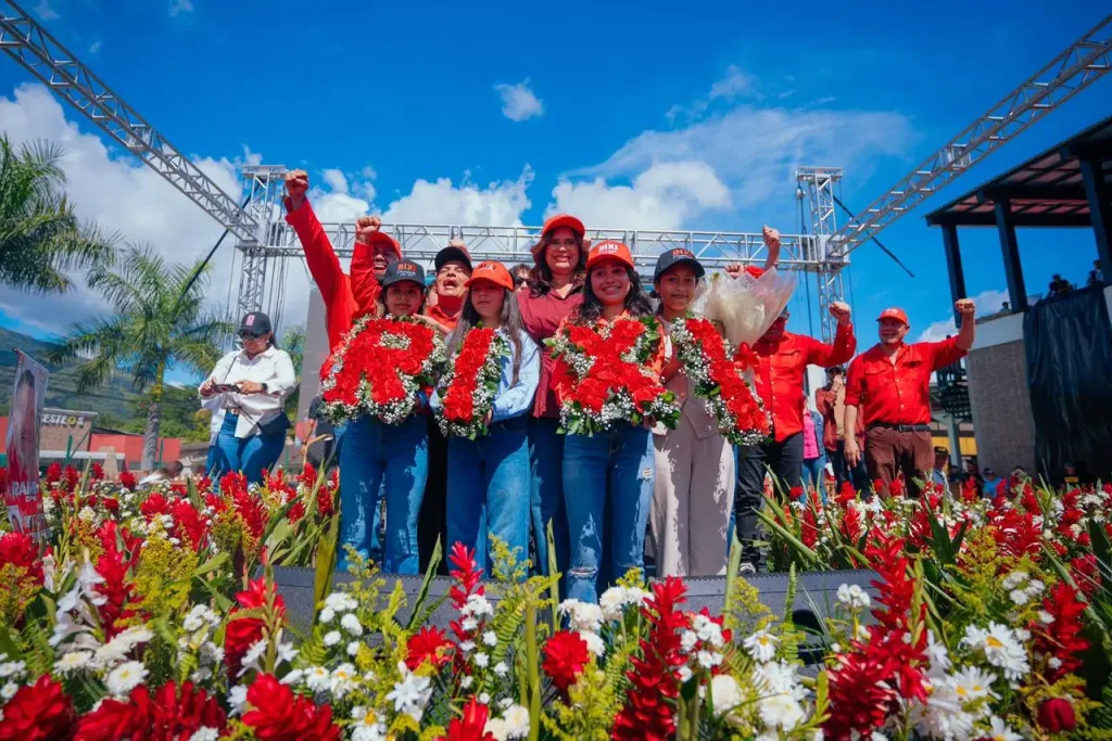 The presidential candidate for the Liberty and Refoundation (Libre) party, Rixi Moncada, speaks during a political rally this Sunday, in Tegucigalpa (Honduras). Photo: EFE.