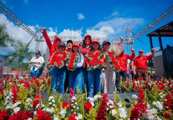 The presidential candidate for the Liberty and Refoundation (Libre) party, Rixi Moncada, speaks during a political rally this Sunday, in Tegucigalpa (Honduras). Photo: EFE.