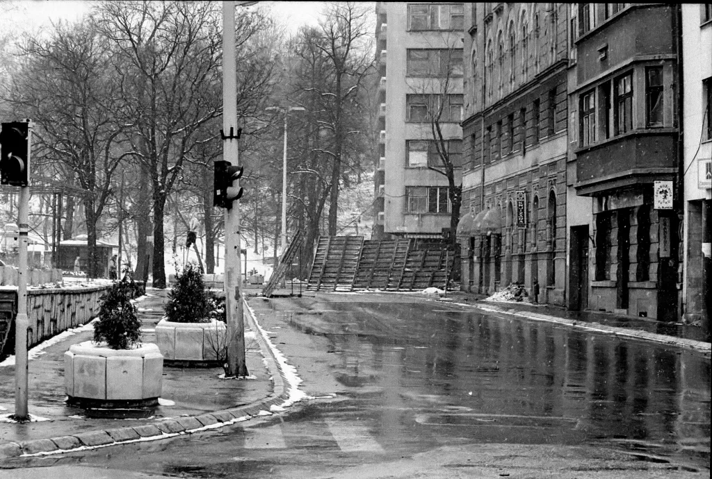 Steel screens shield an intersection from snipers during the Sarajevo siege during the winter of 1992-1993. Photo: Wikimedia/Christian MarĂŠchal.