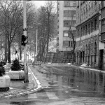 Steel screens shield an intersection from snipers during the Sarajevo siege during the winter of 1992-1993. Photo: Wikimedia/Christian Maréchal.