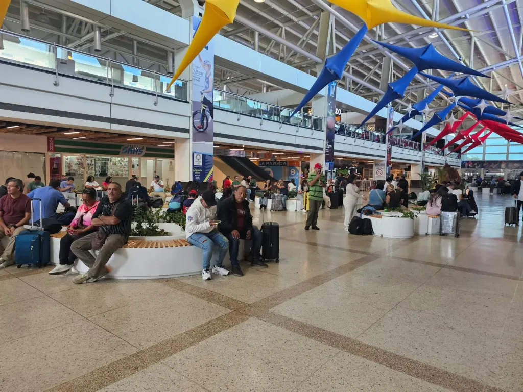 Passengers wait for their flights at Simón Bolívar International Airport in Maiquetía, Venezuela, that continues functioning normally despite Trump's no-fly zone threat. Photo: Facebook/@aeropuertomaiquetia.