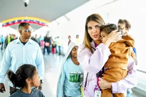 Return to the Homeland Plan President Camilla Fabri holds one of the minors reunited with their familias on Friday, Nov. 7, 2025. Photo: IG/@minjusticia_ve.