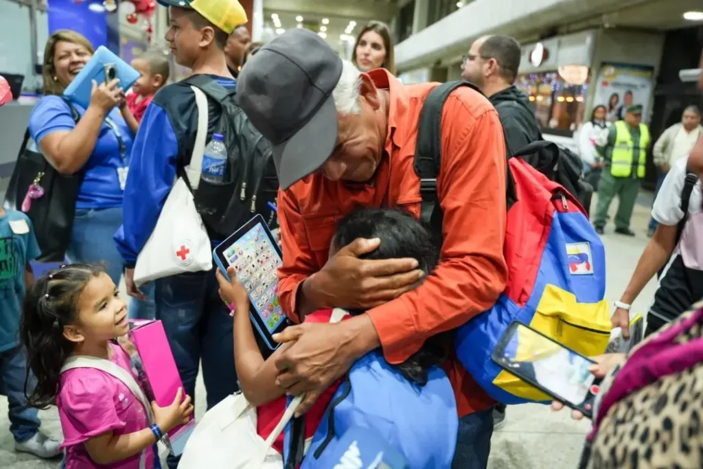 An elderly person embraces a migrant minor upon arrival in Venezuela from Colombia on Thursday, November 20, 2025. Photo: IG/@vueltalapatria.