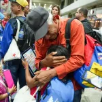 An elderly person embraces a migrant minor upon arrival in Venezuela from Colombia on Thursday, November 20, 2025. Photo: IG/@vueltalapatria.