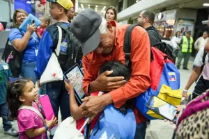 An elderly person embraces a migrant minor upon arrival in Venezuela from Colombia on Thursday, November 20, 2025. Photo: IG/@vueltalapatria.
