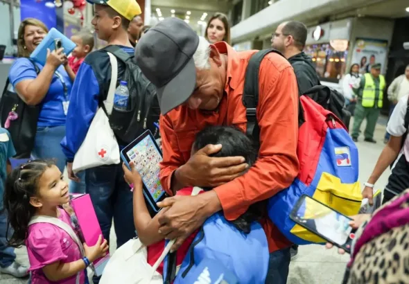 An elderly person embraces a migrant minor upon arrival in Venezuela from Colombia on Thursday, November 20, 2025. Photo: IG/@vueltalapatria.