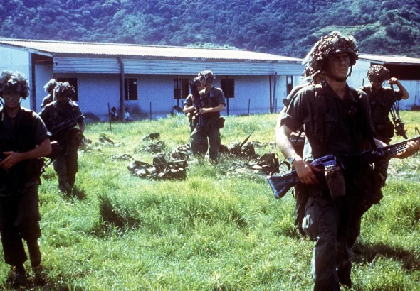 Members of the US 82nd Airborne Division prepare to go out on patrol during Operation Urgent Fury in Grenada, 1982. Two soldiers have M203 40 mm grenade launchers mounted on M16A1 rifles. Photo: Wikimedia Commons.