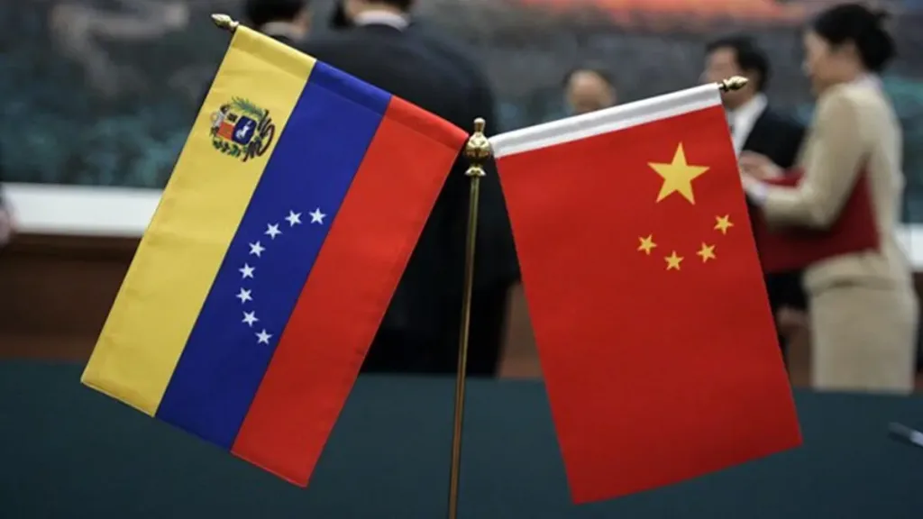 Flags of Venezuela and China. Photo: X/@Noticia058.