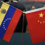 Flags of Venezuela and China. Photo: X/@Noticia058.