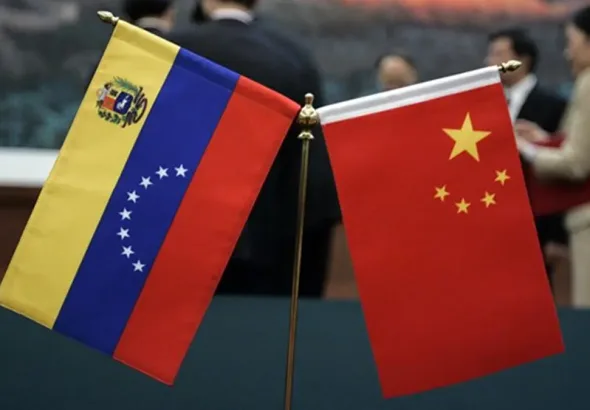 Flags of Venezuela and China. Photo: X/@Noticia058.