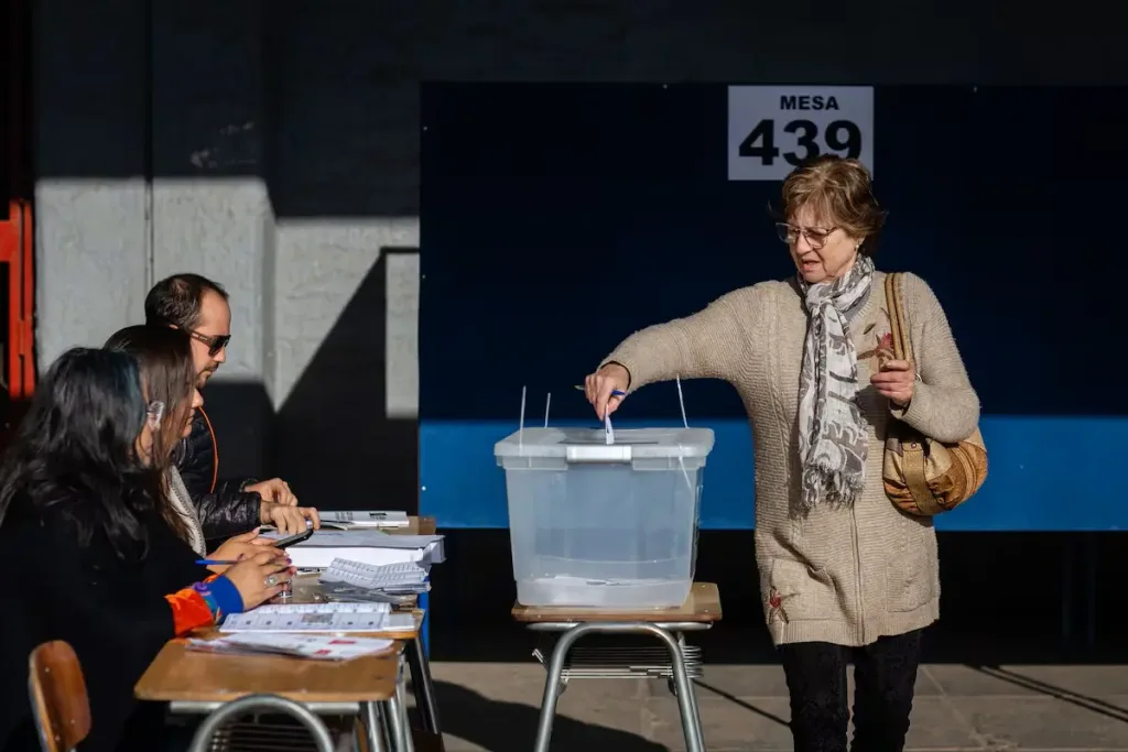 Chilean woman votes. Photo: El Pais.