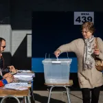 Chilean woman votes. Photo: El Pais.