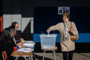 Chilean woman votes. Photo: El Pais.