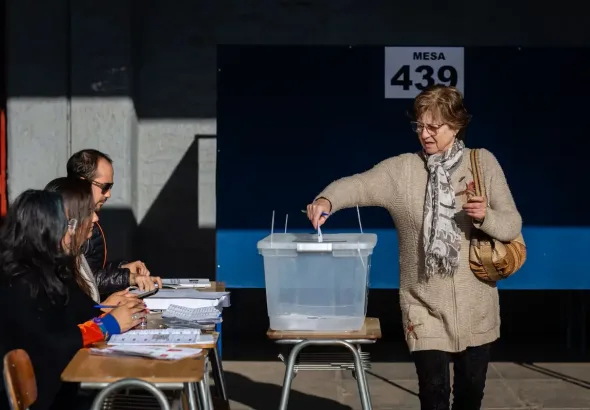 Chilean woman votes. Photo: El Pais.