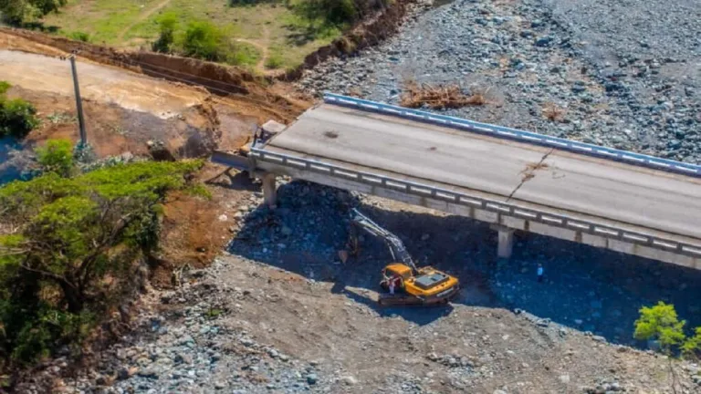 Heavy machinery removing debris from a bridge destroyed by Hurricane Melissa, in the municipality of Guamá, Santiago de Cuba province, Cuba. Photo: Facebook/Ministry of Transport of Cuba.