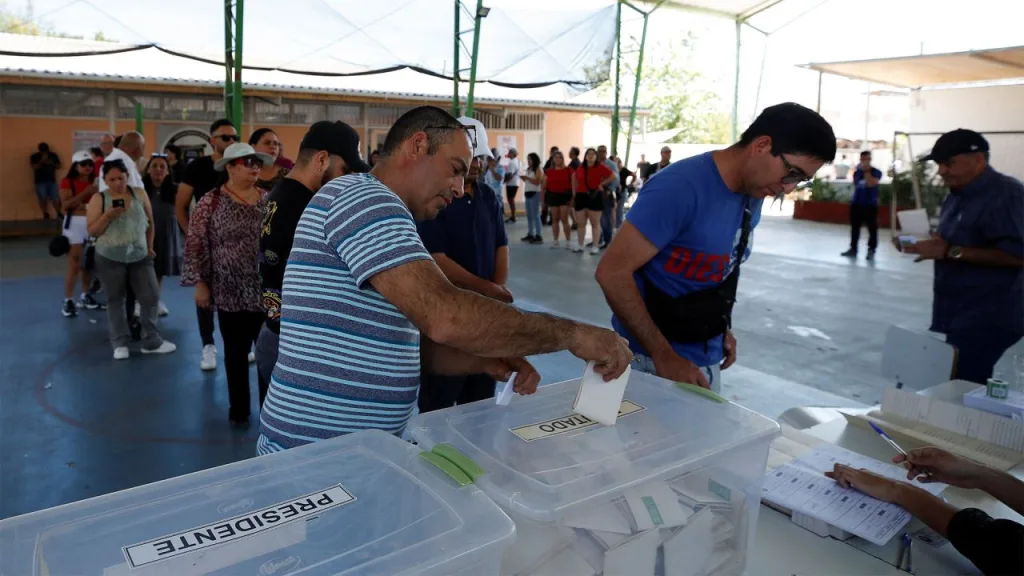 People casting their votes during presidential elections held in Chile on Sunday, Nov. 16, 2025. Photo: CNN.