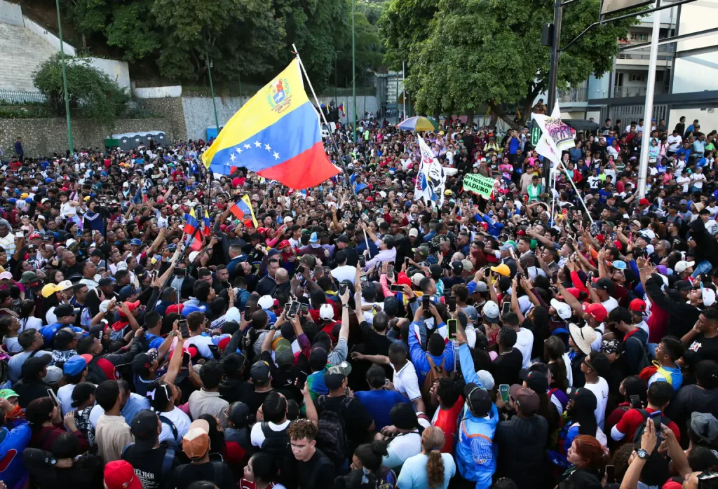 Venezuelan President NicolĂĄs Maduro marches with youth from the countryâs communes in Caracas. Photo: Prensa Presidencial.