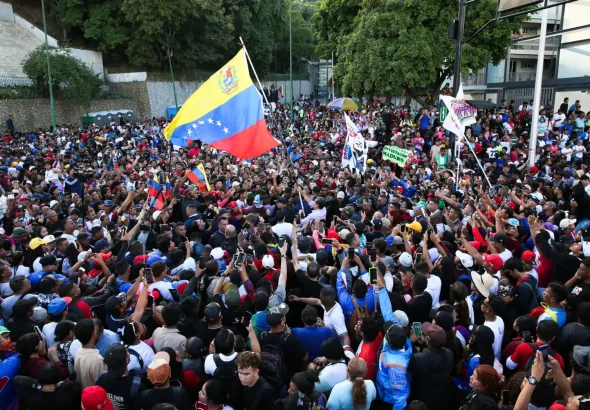 Venezuelan President Nicolás Maduro marches with youth from the country’s communes in Caracas. Photo: Prensa Presidencial.