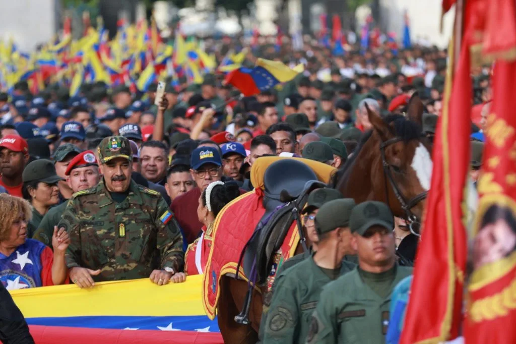 President Nicolás Maduro presided over the main ceremony commemorating the Bicentennial of the Sword of Peru at the Military Academy of Venezuela, accompanied by the National Bolivarian Armed Force (FANB) and the people. Photo: MIPPCI.