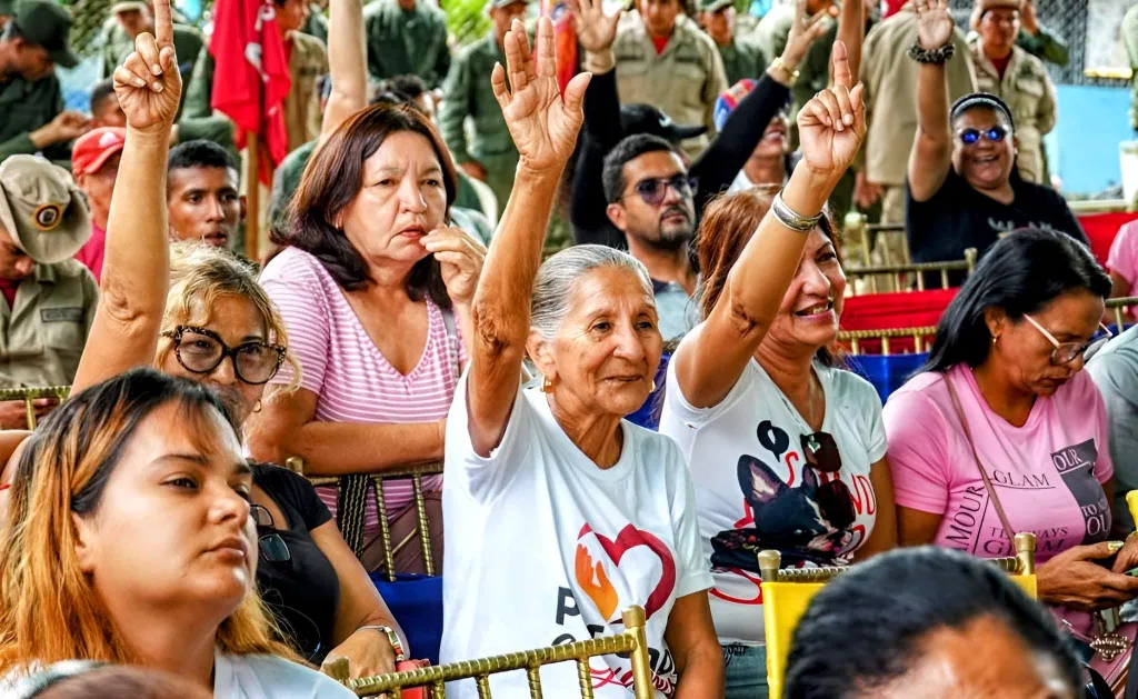 Communards participate Saturday, Nov. 1,  in an assembly to choose projects for the Popular Consultation scheduled for Nov. 23 in Venezuela. Photo: Telegram/@NicolasMaduroMoros.