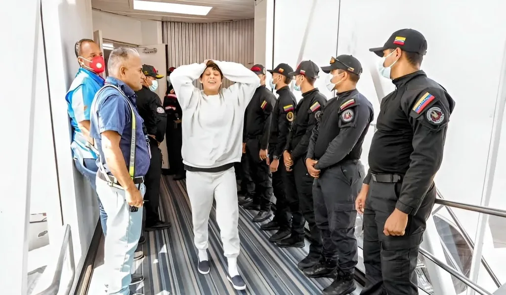 A repatriated Venezuelan migrant setting foot at Simón Bolívar International Airport, October 29, 2025. Photo: IG/@minjusticia_ve.