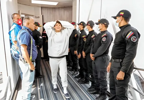 A repatriated Venezuelan migrant setting foot at Simón Bolívar International Airport, October 29, 2025. Photo: IG/@minjusticia_ve.