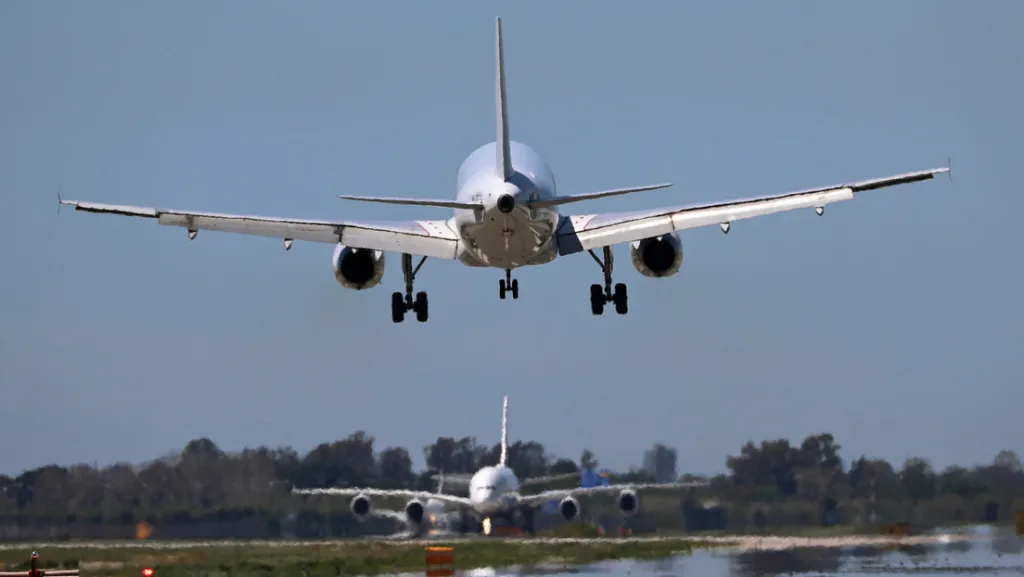 Airplane on a runway. Photo: JoanValls/NurPhoto/Gettyimages.ru.