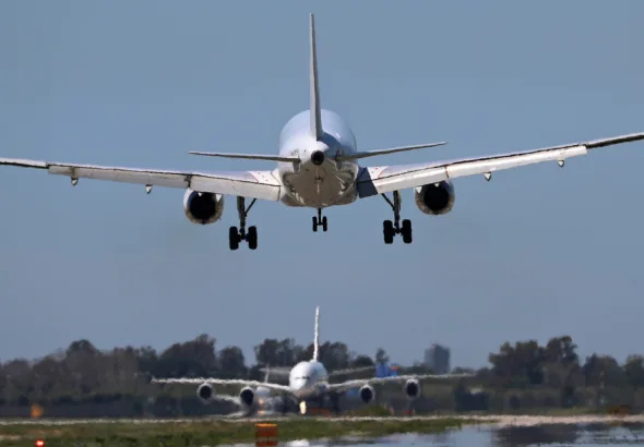 Airplane on a runway. Photo: JoanValls/NurPhoto/Gettyimages.ru.
