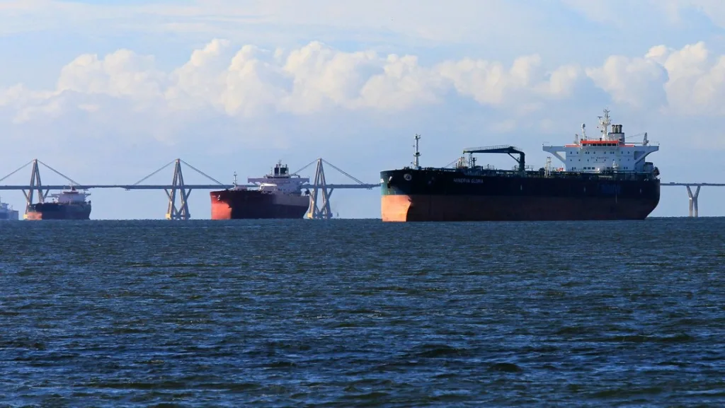 Oil tankers anchored in Lake Maracaibo after loading crude oil at the Bajo Grande refinery port in Venezuela. Photo: José Bula Urrutia/Gettyimages.ru.
