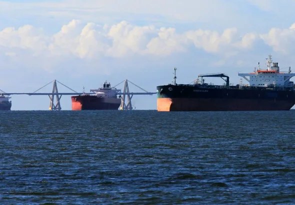 Oil tankers anchored in Lake Maracaibo after loading crude oil at the Bajo Grande refinery port in Venezuela. Photo: José Bula Urrutia/Gettyimages.ru.