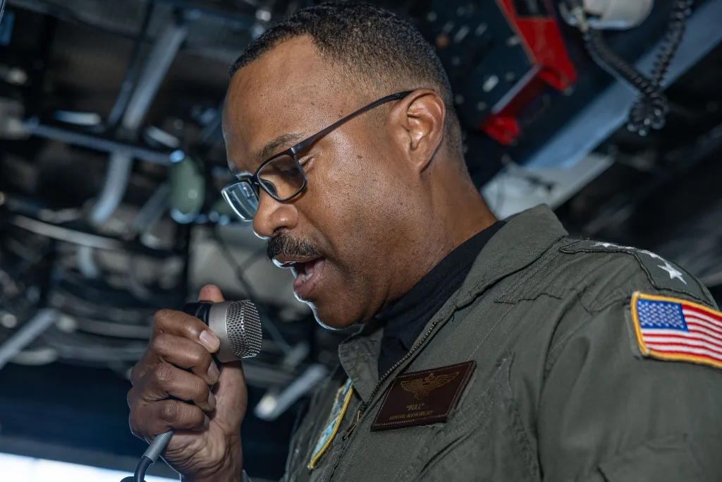 Former US SOUTHCOM chief Admiral Alvin Hosley speaks with the crew of USS Iwo Jima in the Caribbean. Photo: Facebook/Southcom.