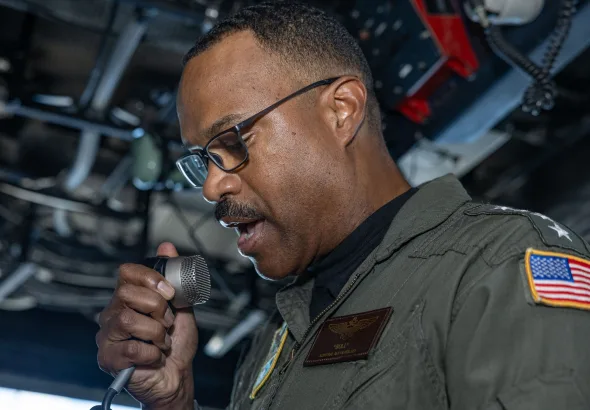 Former US SOUTHCOM chief Admiral Alvin Hosley speaks with the crew of USS Iwo Jima in the Caribbean. Photo: Facebook/Southcom.