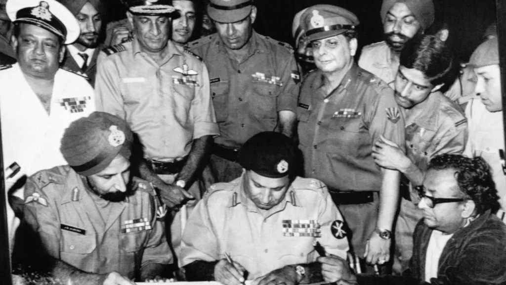 Signing of Pakistani Instrument of Surrender by Pakistan's Lt.Gen. A. A. K. Niazi to the Joint Commander of the Liberation Force Lt. Gen. Jagjit Singh Aurora in Dhaka on 16 Dec' 1971. Photo: Wikimedia Commons.