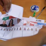 A polling station member tears up unused ballots after the end of voting in Honduras, November 30, 2025. Photo: EFE/Gustavo Amador.