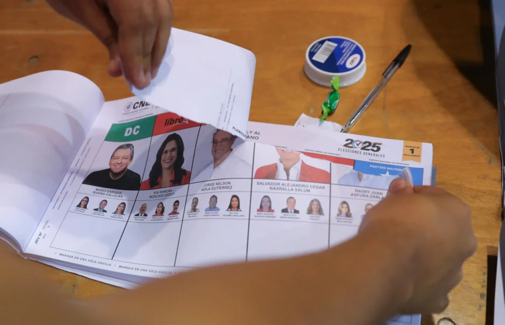 A polling station member tears up unused ballots after the end of voting in Honduras, November 30, 2025. Photo: EFE/Gustavo Amador.